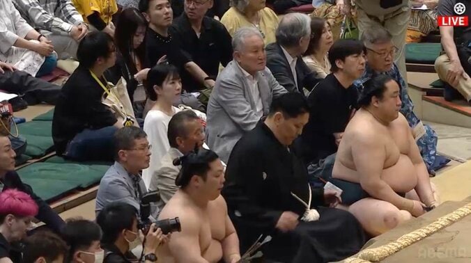 写真やや右上に黒いTシャツ姿のねづっちが