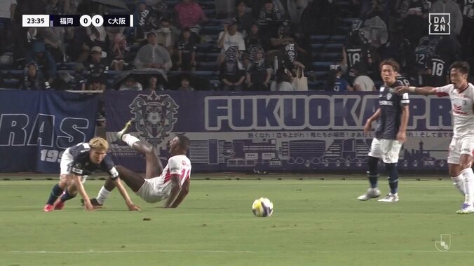 「これがカードなし？」ファン絶句の危険スライディング炸裂　強烈足首キックもお咎めなしで「流石にやばすぎる」 5枚目