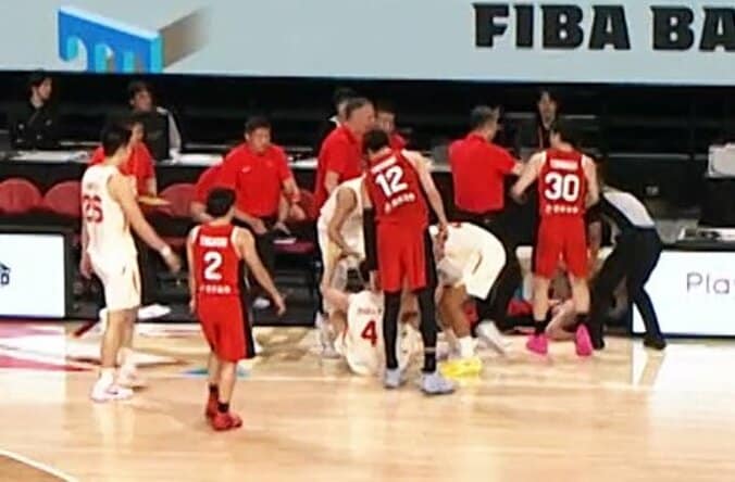 中国監督が日本選手を踏む素振り…バスケ日中戦で一触即発！「スポーツマンシップなさすぎて泣けてくる」「さすがに酷い」渡邊雄太も激昂 4枚目