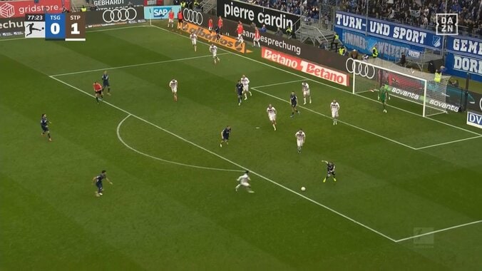 スタジアム騒然「4人くらい抜いた？」日本代表MFの“神業突破”にファン衝撃「こんな運べたんや」「完全に相手の虚をついたドリブル」 4枚目