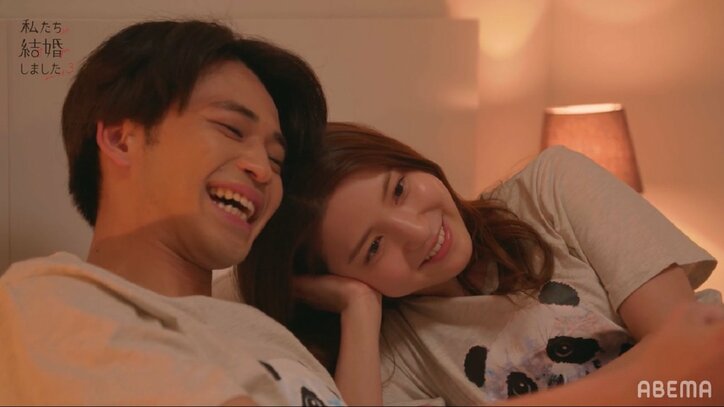 川島海荷、夫・中田圭祐と体を寄せ合いベッドで仲良しラブラブショット『私たち結婚しました3』第2話