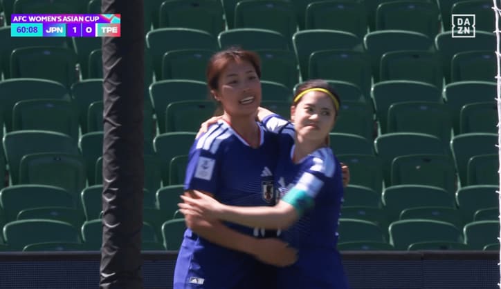 長谷川唯に祝福される谷川萌々子