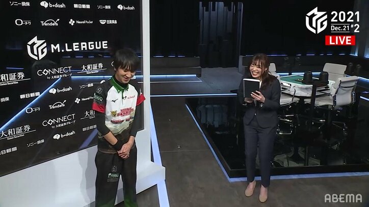 佐々木寿人の不意打ちポーズに女性リポーター爆笑＆撃沈 視聴者はもらい笑い「これは笑う」「いいぞ、もっとやれ！」／麻雀・Mリーグ