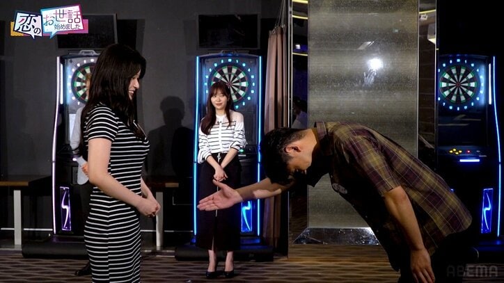 “雨宿りしたい下乳”24歳グラドル、胸元＆美脚あらわな姿で男性陣にセクシー攻撃「下入ります？」