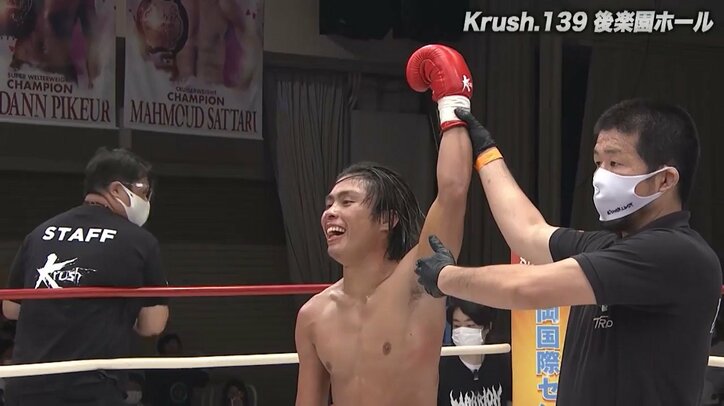 “残り2秒”の劇的KO！ 「ダウンしてない」アピールもヒザが“ガクッ”と崩れ…レフェリーの判断に賛否の声も