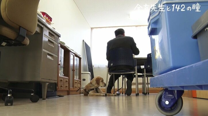 黒板に漢字をすらすらと書き、生徒の声を聞き分ける… 両目の視力を失い、それでも猛特訓の末に教壇に復帰した異色の国語教師