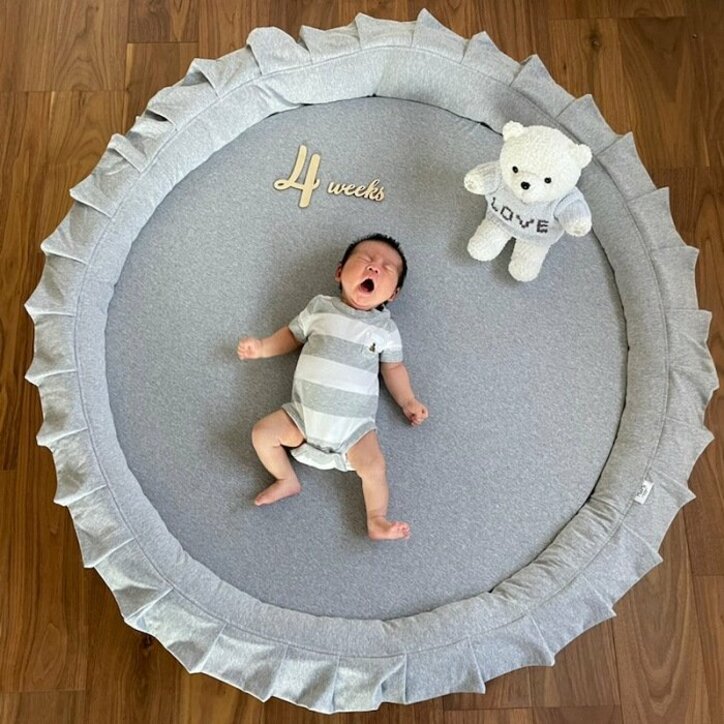 あいのり・桃、念願だった息子の月齢写真を披露「早く色々着させたい」