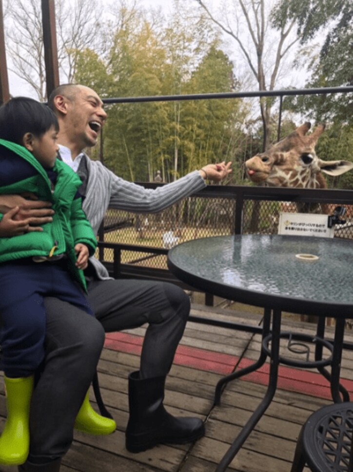 海老蔵、長男・勸玄を肩車し動物園へ 親子でバラエティ番組に出演