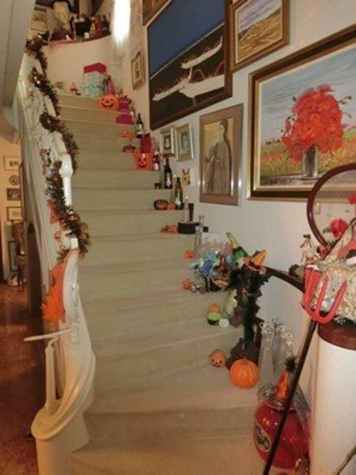 デヴィ夫人、ハロウィンの飾りつけをした自宅を公開「今年もありとあらゆるところに」