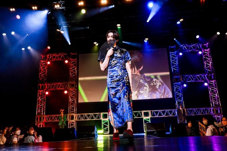 八木勇征の美脚光るチャイナ服コーデに「美しすぎる！」「圧倒的美」絶賛の声！ FANTASTICSメンバーがカオスなファッションショー開催【ファンミーティング】