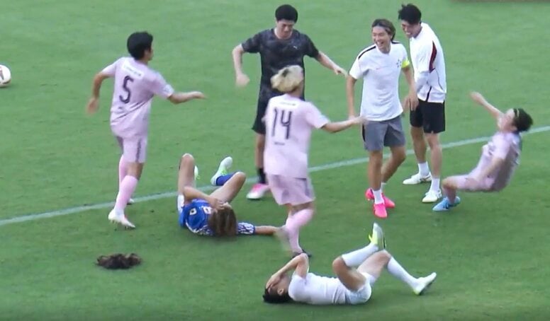 一体、何が？ 冨安健洋、“まさかの乱闘勃発”！？ 相手選手を次々と突き飛ばす… 板倉滉、谷口彰悟も加勢！芸人チームとの一戦にスタジアム大爆笑