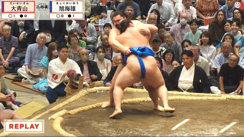 「余計に目立つ」親方の背後に有名俳優 出で立ちが話題 「いつものイケメンが居る」ネットざわめき