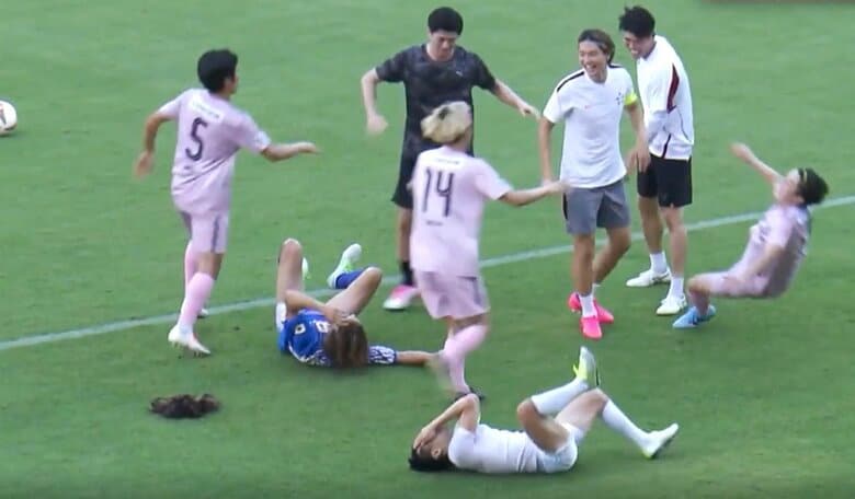 一体、何が？ 冨安健洋、“まさかの乱闘勃発”！？ 相手選手を次々と突き飛ばす… 板倉滉、谷口彰悟も加勢！芸人チームとの一戦にスタジアム大爆笑