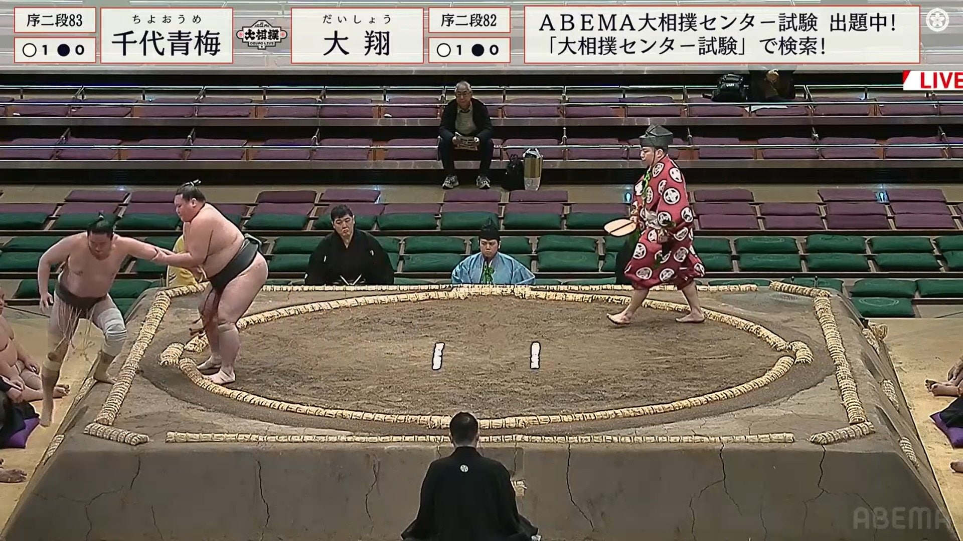 ケガしちゃダメ!相撲界“新春助け合い”運動 土俵から落ちそうになった対戦相手を両手でがっちりキャッチ 先輩からも“助かった”ポーズ 大相撲