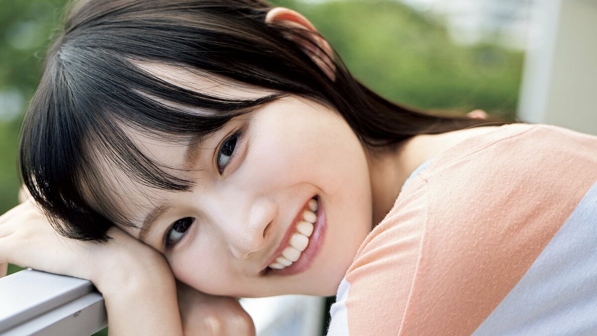 日向坂46・高井俐香、爽やか制服カットに手脚の長さ際立つTシャツ