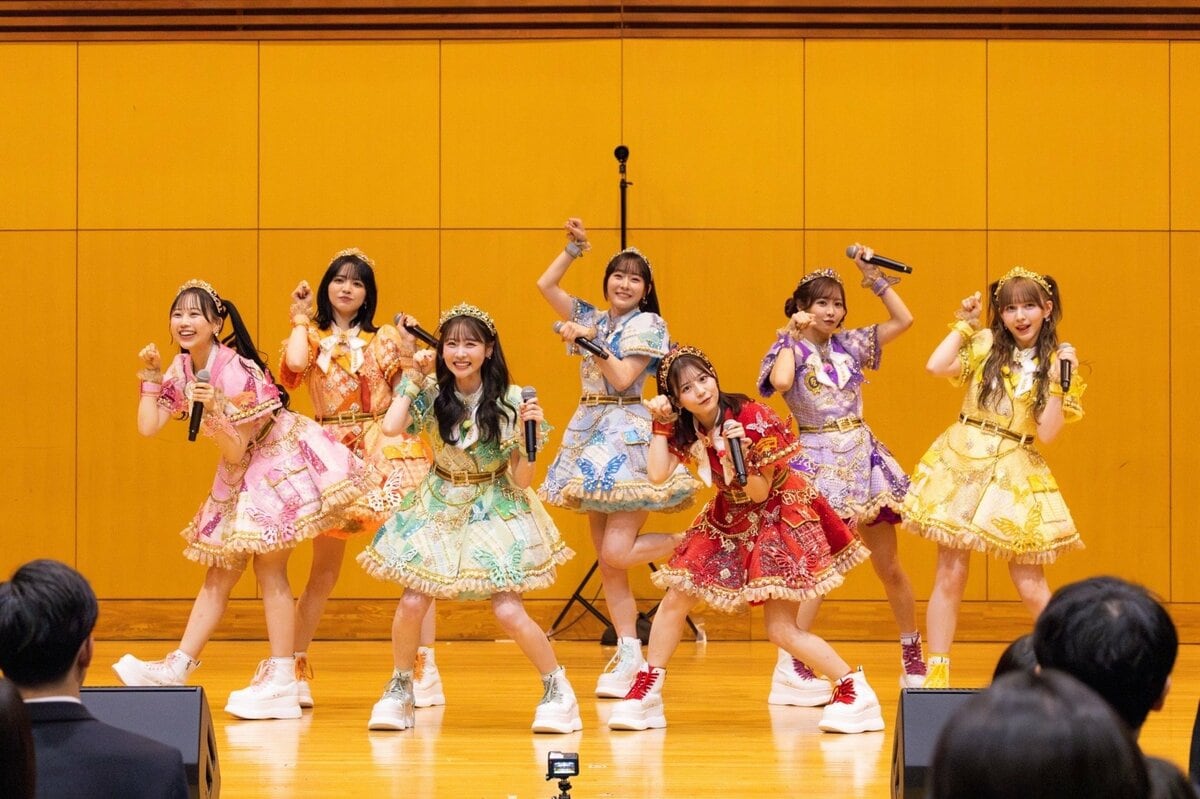 歓声がすごい」人気アイドルFRUITS ZIPPERが卒業式にサプライズ登場