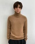 「無敵すぎる～～～」「かっこいいのにかわいい」岩田剛典、秋感じるタートルネック姿にファン歓喜
