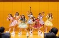 「歓声がすごい」人気アイドルFRUITS ZIPPERが卒業式にサプライズ登場…ヒット曲生披露で門出をお祝い 生徒たち大熱狂の一部始終
