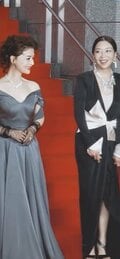 真矢ミキ、大地真央との“豪華2ショット”披露 スリット入ったドレス姿に「美脚チラリ」「見事なスタイル」「なんて美しいんでしょう!!」など絶賛の声