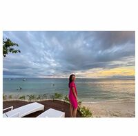 「綺麗すぎて言葉が出ない」里田まい、海辺で佇むフォトジェニックな写真に反響