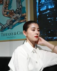 朝比奈彩、ティファニーが映える美しいオフショットを披露 「似合いすぎ」「美女がいる！」とファン称賛