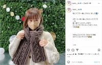 「母にマフラー編んでもらいました」伊藤かりん、ニットコーデで“クリスマスショット”披露「強すぎんか…」「似合いすぎです」と歓喜の嵐