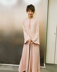 「お似合いすぎて」「美人過ぎ」剛力彩芽、くすみピンクを着こなした大人ショットに反響