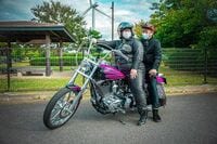 「カッコいいな」「ステキすぎる！」ハンバーグ師匠、安藤なつとバイクにまたがる2ショットに絶賛の声