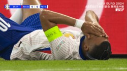 「絶対に痛い…」「可哀想すぎる」“鼻骨折”のエンバペには致命傷…フェイスガードマスクにボール直撃→悶絶した瞬間にファン心配「プレーして大丈夫なのか」「振動すごそう」