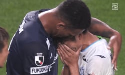 「泣いちゃうよ…」J2降格で号泣…古巣湘南の選手を次々に抱きしめた福岡FWの“優しさ”に感動反響「ウェリントンも辛そう」「本当に良い人」