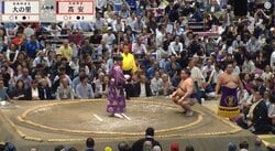「めっちゃ分厚い」高安、横綱撃破で“上限懸賞”ゲット 計61本…金星で手にした夢ある光景に反響続々