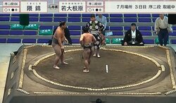 力士困惑…行司が唐突に「勝負あり」 何が起きた？ 急展開に力士が“キョトン” 顔を見合わせる珍事