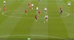 天才と怪物にしか分からないプレー！「一体、どこ見てる？」「通る意味が分からない」芸術的な“股抜きスルーパス”で神アシストを炸裂した瞬間　マンCの魔術師が異次元すぎるテクニック