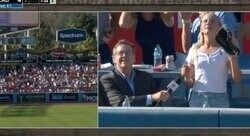 そんなことある…！？ 女性ファンに“珍ハプニング”発生　ホームランボールを取り損ねたインタビューを受ける→またホームランが飛んでくる