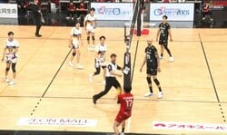 「すごい技を…」男子バレー、リベロが執念の“ゼロ角度”返球 アリーナ喝采