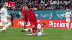 「妥当な退場」「このプレーは残念」相手エースにボールを奪われ目を覆いたくなる無謀過ぎるスライディングタックル！2度目の警告⇒退場処分に「何やってんのよ」