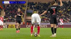 何が起きた？ CLで珍事…選手が突如ボールを手に→主審のホイッスルで試合中断 “激しいタックル”でまさかのハプニング