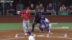 大谷翔平、“爆速”フェンス直撃タイムリーが生んだ珍事 驚愕の打球にネット裏の男性ファンが“お口あんぐり”