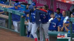 日本のプロ野球でも流行るか？ホームラン時にチームメイトから「ジャケット」プレゼントが話題「新しい」「ジャケット派手」