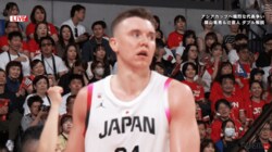 「パワフルすぎる！」ホーキンソンの“鬼神フィジカル”にSNS騒然「囲まれてたのに」「頭が上がらない」３人相手にボール死守の瞬間【バスケ男子日本代表】