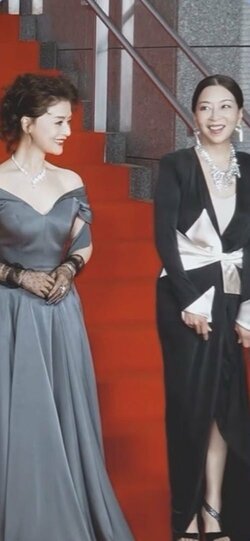 真矢ミキ、大地真央との“豪華2ショット”披露 スリット入ったドレス姿に「美脚チラリ」「見事なスタイル」「なんて美しいんでしょう!!」など絶賛の声