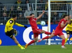 「神だ」エグすぎる“ドライブシュート”に海外ファン熱狂！「アンビリーバブル」「とんでもないコース」確率２％の奇跡のゴールが決まった瞬間