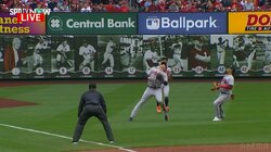 え、誰が捕る？誰が捕る？高いフライに集まりすぎた選手がドタバタ譲り合い