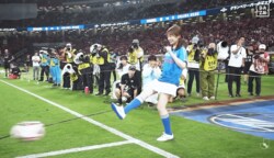 「トゥーキックかわいい」元乃木坂46・秋元真夏さんがＪリーグに登場！ セレモニー成功にファン感激「上手だった」「練習通りのナイスパス」
