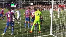 「オレはどこだよ」「お前、こっちだって！」超至近距離の間接フリーキックにゴール前で味方同士が大混乱