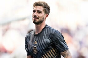 【W杯】ドイツ代表GKの美人妻、日本戦の強烈オーラに海外驚き　ミニワンピで存在感「可愛すぎる」「パーフェクト」