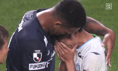 「泣いちゃうよ…」J2降格で号泣…古巣湘南の選手を次々に抱きしめた福岡FWの“優しさ”に感動反響「ウェリントンも辛そう」「本当に良い人」