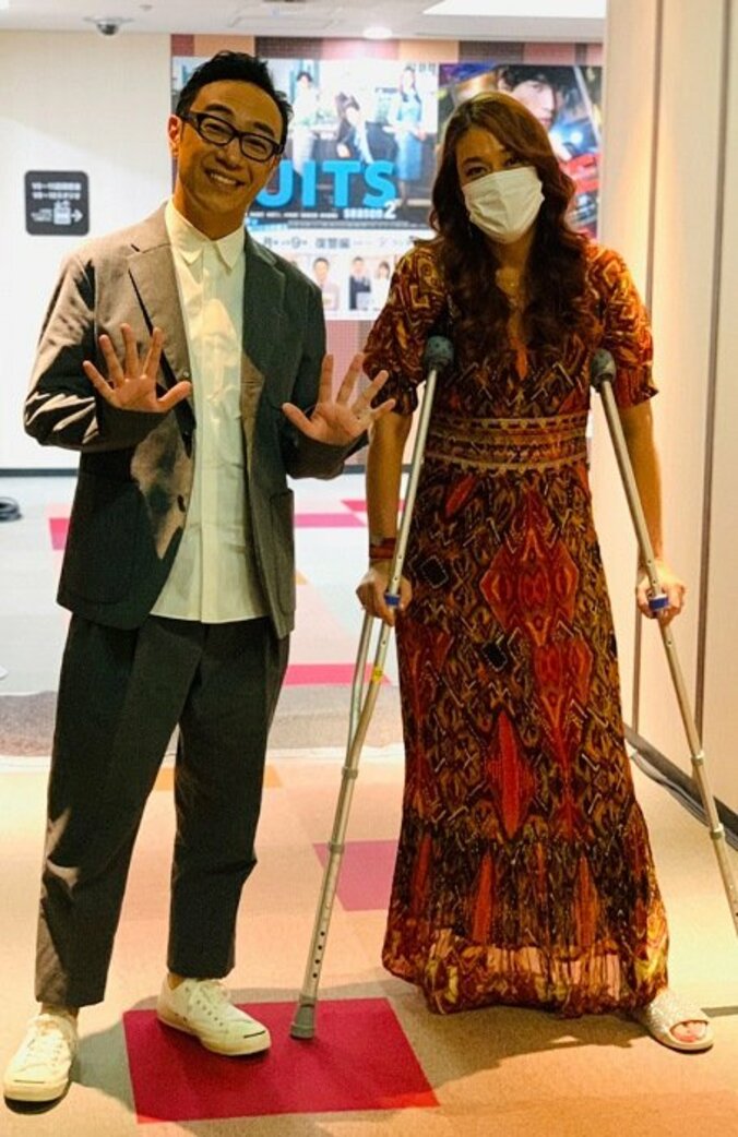 LiLiCo、東京03・角田に見守られ楽屋に戻る姿「毎回わたしの松葉杖を持ってくれた」 1枚目