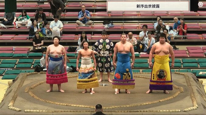 「化粧まわしブカブカw」新序出世披露、現役最軽量15歳・“57キロ”力士に熱視線 身長28センチ、体重123キロ差の兄弟子に借りるも…初々しい姿にほっこり 4枚目