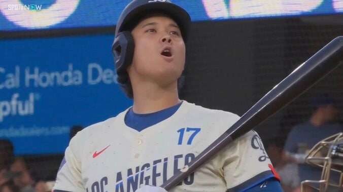 顔面付近への危険球に大谷も思わずリアクション